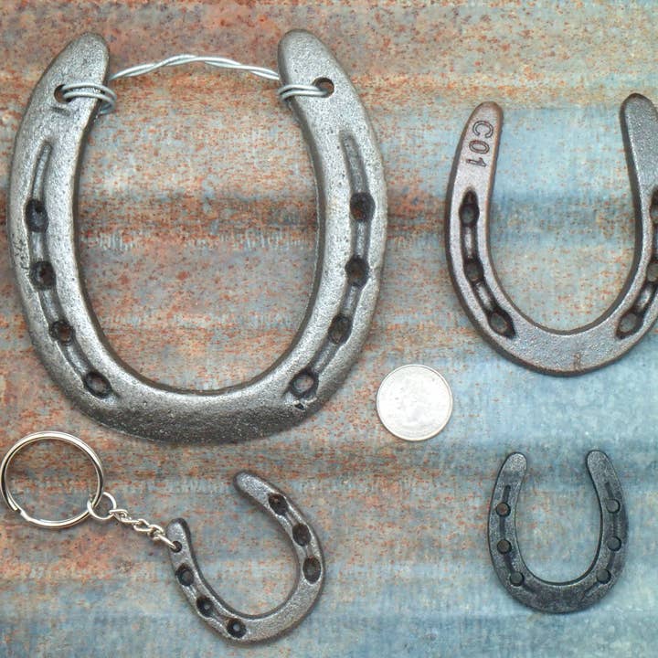 The Lucky Horse Company - Wholesale Muurdecoratie met tekst - Kleine Gelukkige Westerse Hoefijzer - Waar de Wilde Dingen Zijn