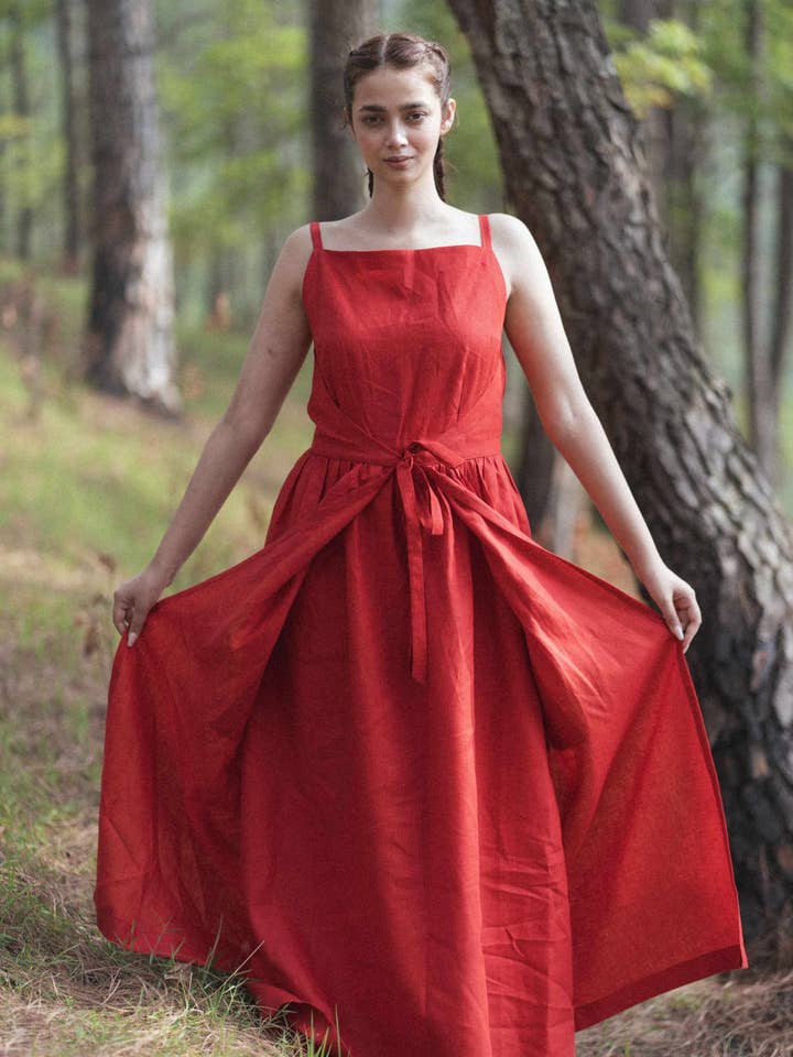 Rotes Maxikleid aus Leinen mit quadratischem Ausschnitt und Taillenband für den Großhandel von Drishya Linen