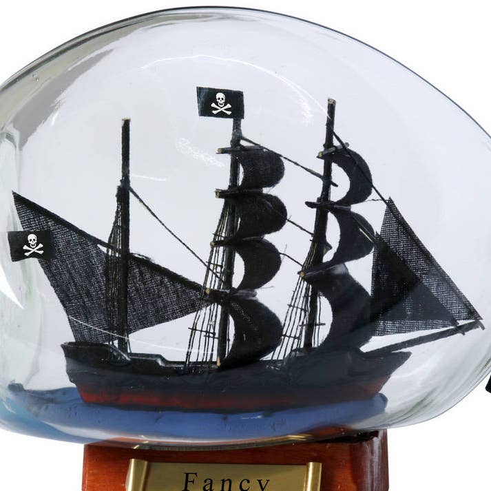 Hampton Nautical - Vente Décorations de table - Navire pirate fantaisie d'Henry Avery dans une bouteille en verre 7"1