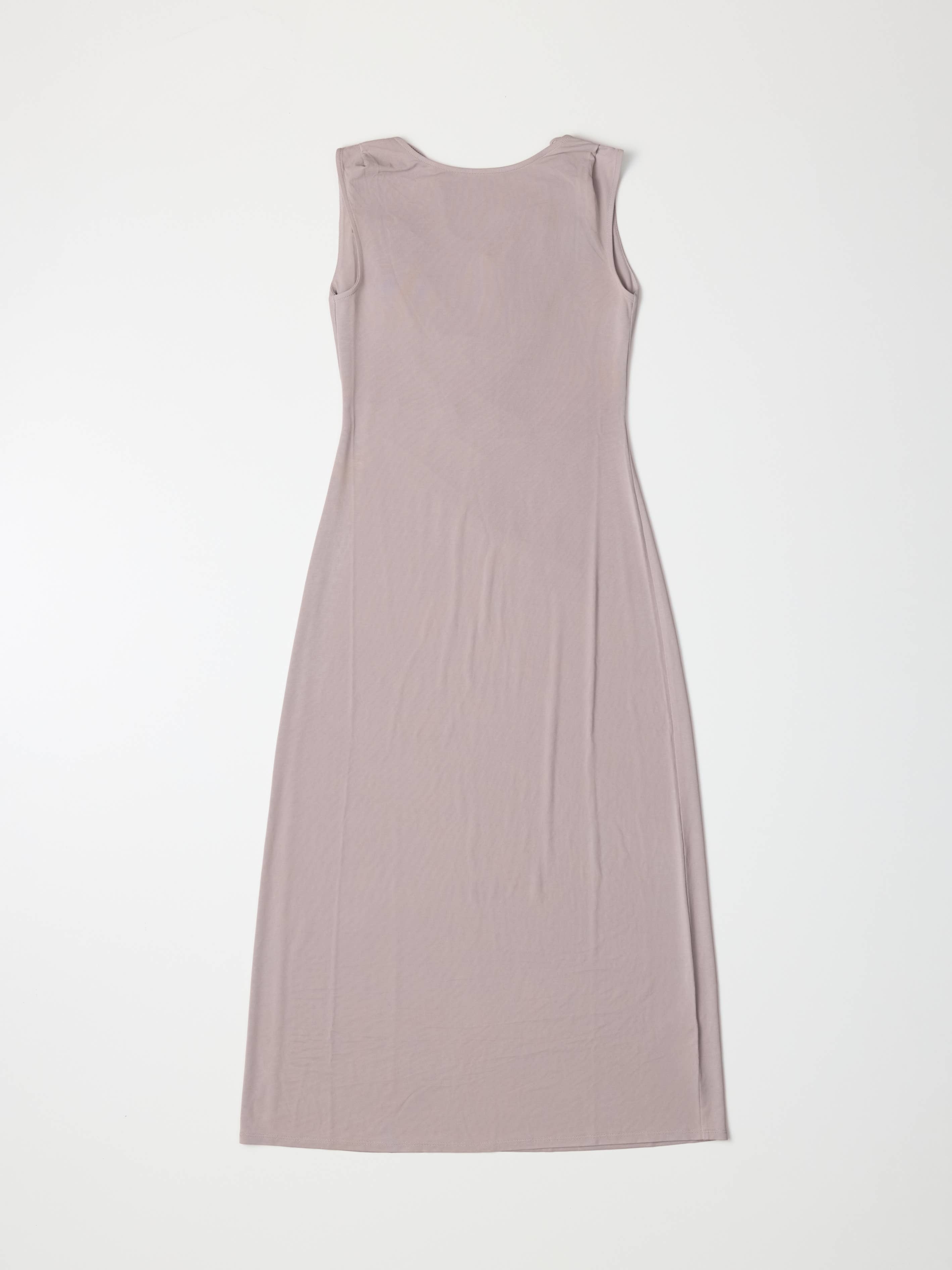 MOD REF – Großhandel Kleid – Damen – Das Benson-Kleid | Strick-Maxikleid mit Wasserfallausschnitt am Rücken5