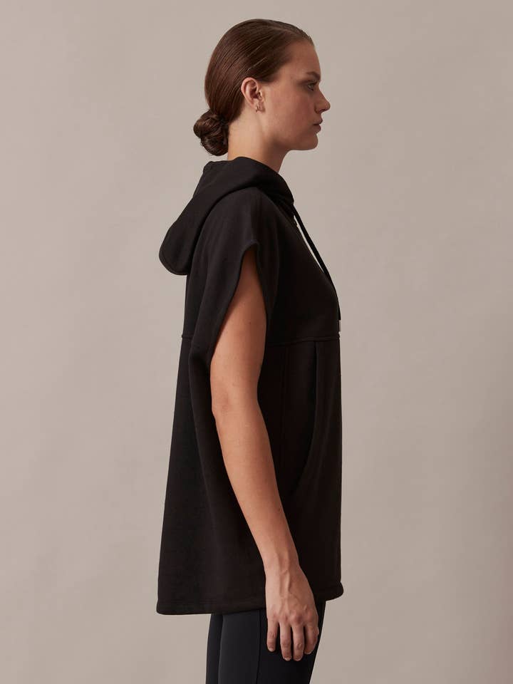 Gilet femme avec capuche, fermeture éclair en caoutchouc et poches latérales pour la vente par Looks By Wolfgang Joop