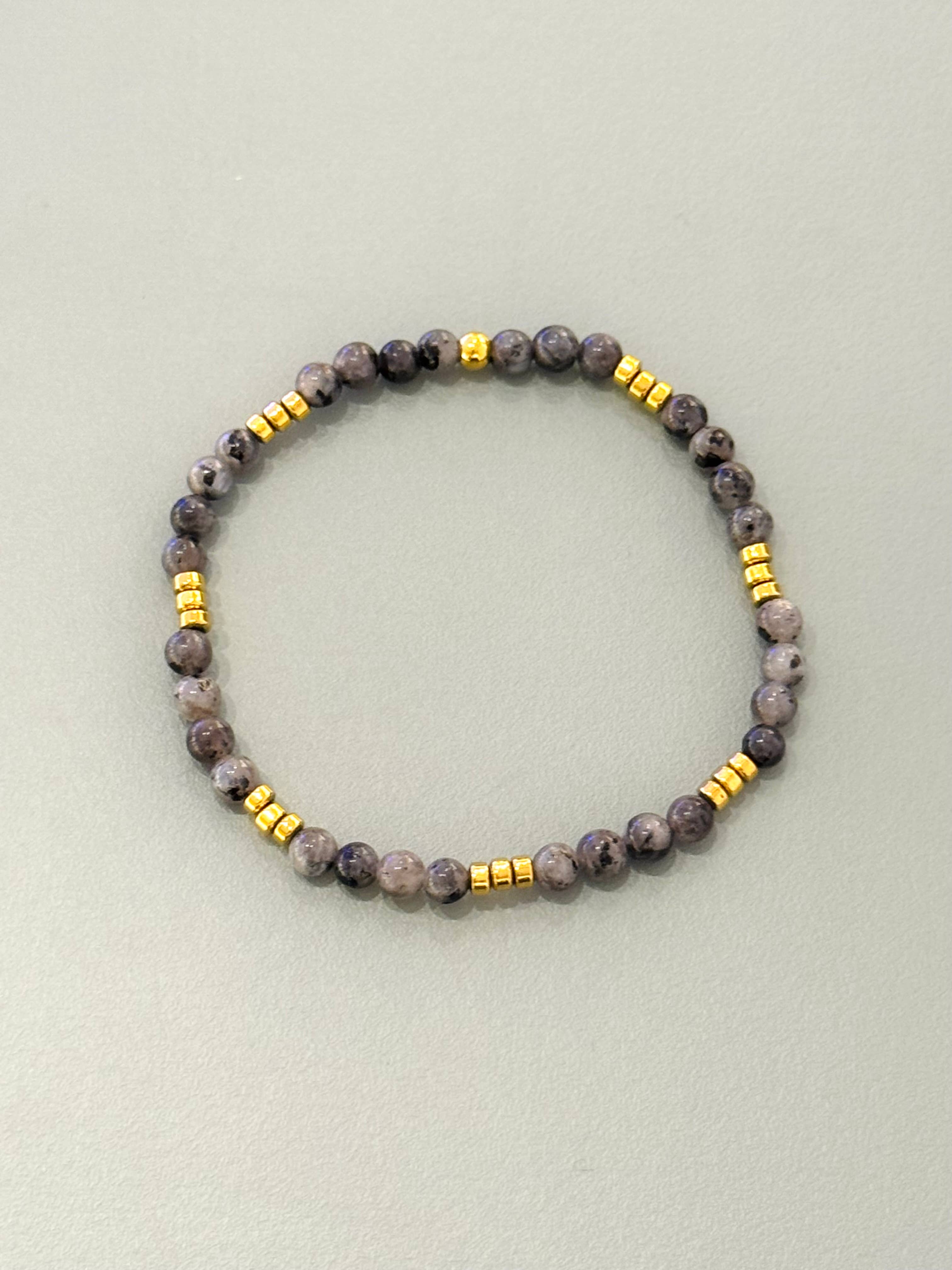 Cassette Barcelona – Engroshandel Perlearmbånd – Aloa elastisk sommerarmbånd med mineralsten6