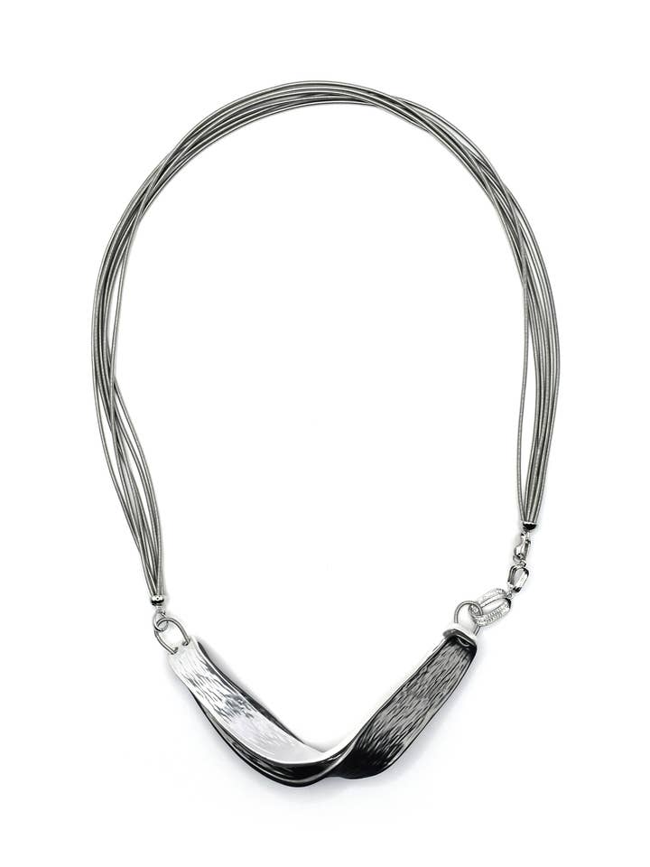 Collier court en fil multi-brins argenté avec perles Doub pour la vente par Sea Lily