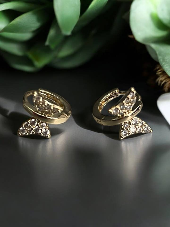 Fjäril Cz 14k Guldpläterade Små Hoop-Örhängen för wholesale av Divina Jewelry & Accessories LLC