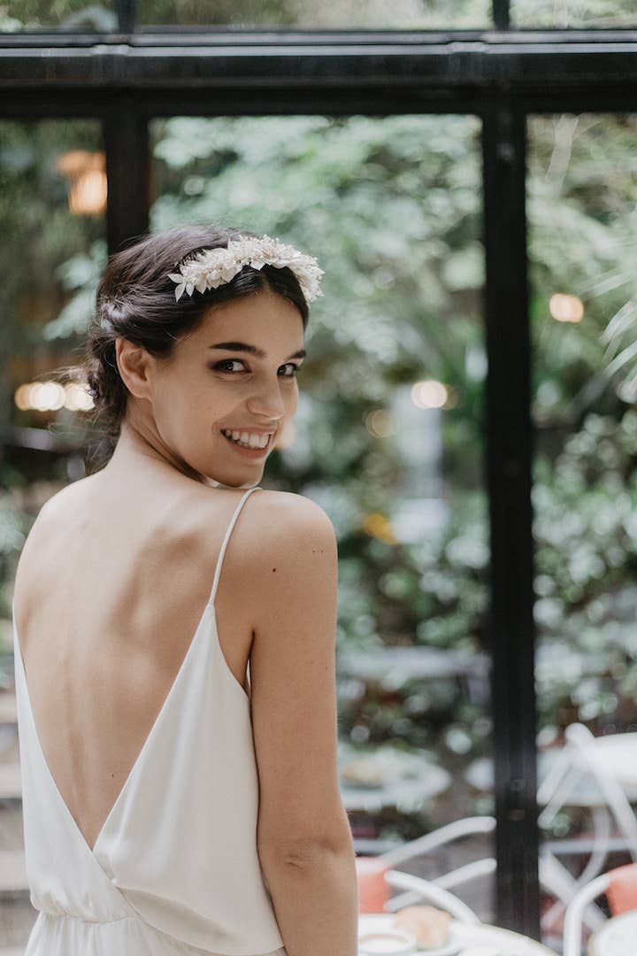 LES COURONNES DE VICTOIRE - Venta al por mayor Horquillas para el pelo - Peineta doble Celeste con hojas de ruscus y mini flores de gypsophila2