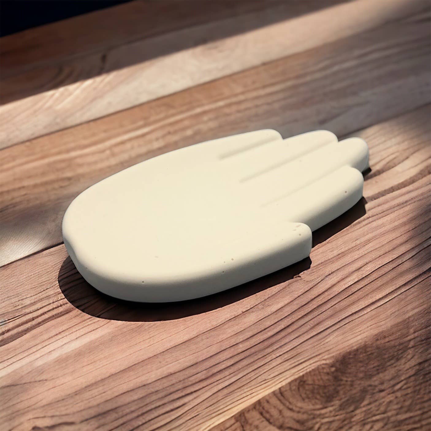 Eco Homeware Studio – Großhandel Schmuckschalen – Handgefertigter Jesmonit-Handteller, Weiß1