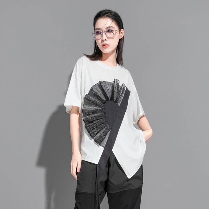 Conception de T-shirt à manches courtes irrégulières avec motif de fleurs en 3D pour la vente par Plush Looks