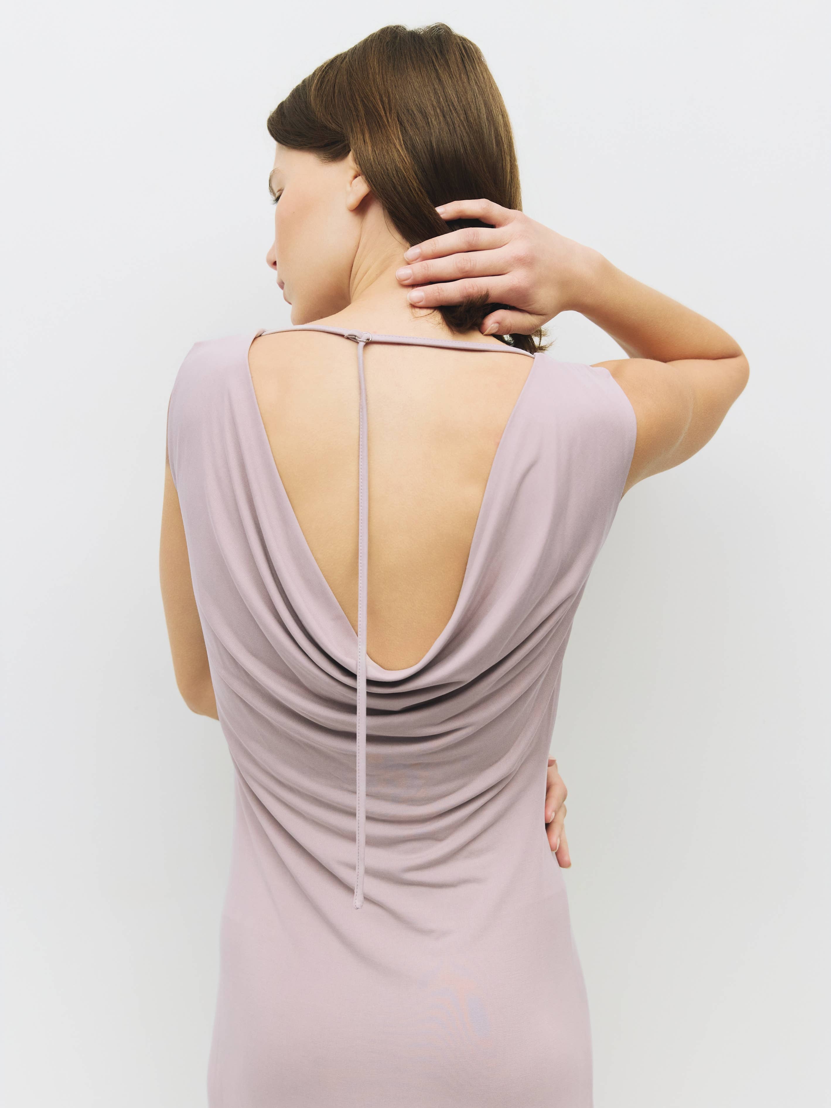 MOD REF – Großhandel Kleid – Damen – Das Benson-Kleid | Strick-Maxikleid mit Wasserfallausschnitt am Rücken4