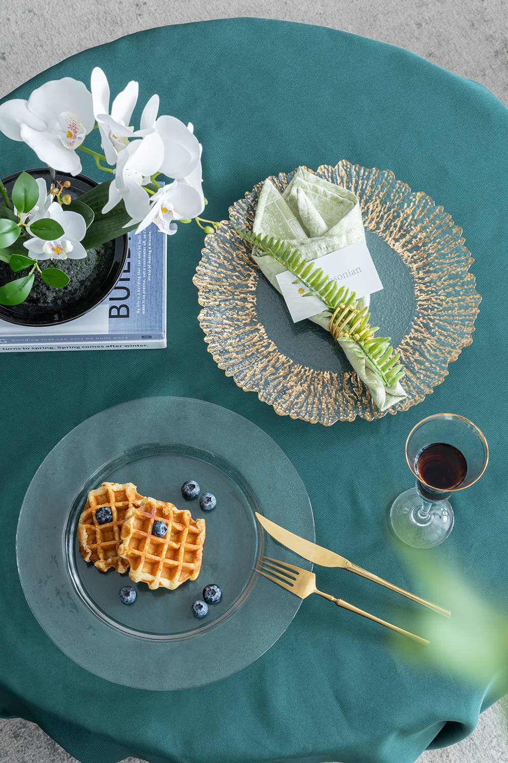 A&B Home Group Inc. - Vendita all'ingrosso Ciotole/Piatti decorativi - Sottopiatto in vetro con bordo dorato da 13" Radiant8