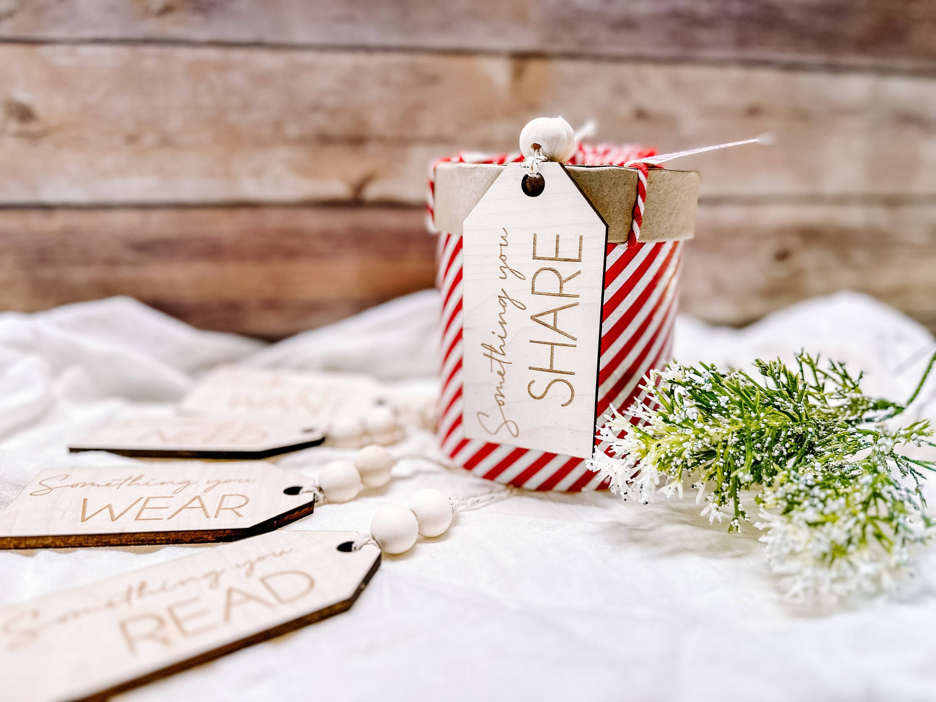 Hudson Valley Makers Co. – Großhandel Geschenkanhänger – Set mit 5 Geschenkanhängern aus Holz — Weihnachten, Lesen, Brauchen, Tragen2