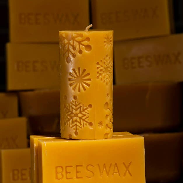 Bougie Pilier Flocon de Neige | Bougie en Cire d'Abeille | Décoration de Noël pour la vente par Waxing & Raining Handmade Goods