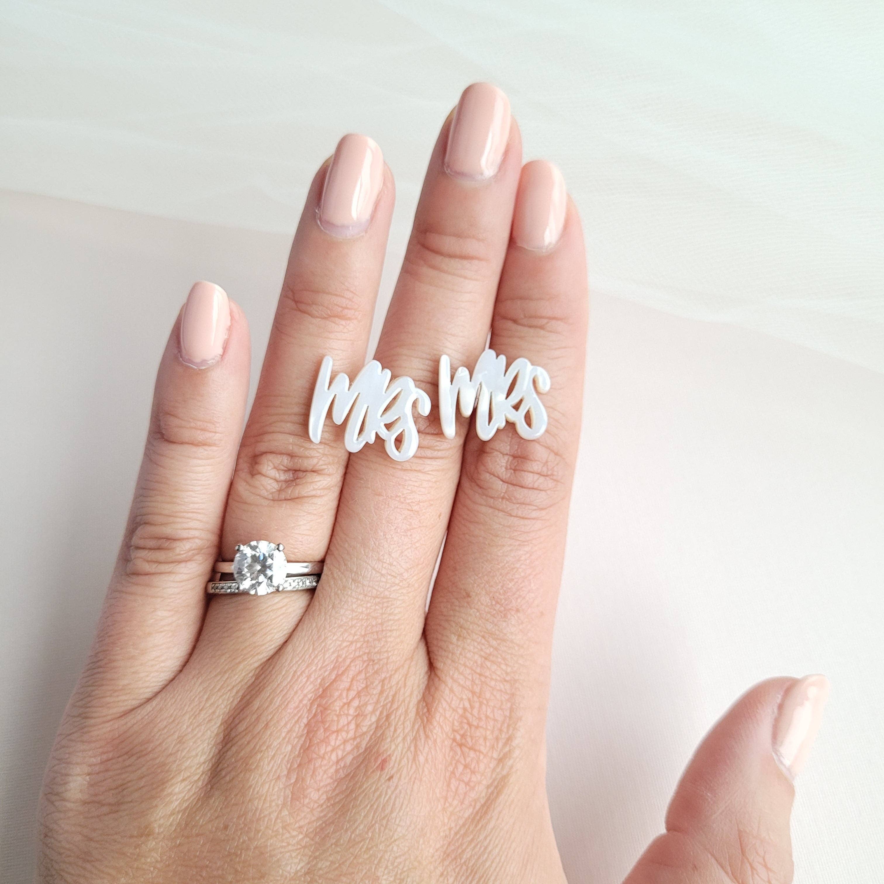 Spiffy & Splendid – wholesale Solitärörhängen – Mrs-studsörhängen med pärleffekt för brud och möhippa8