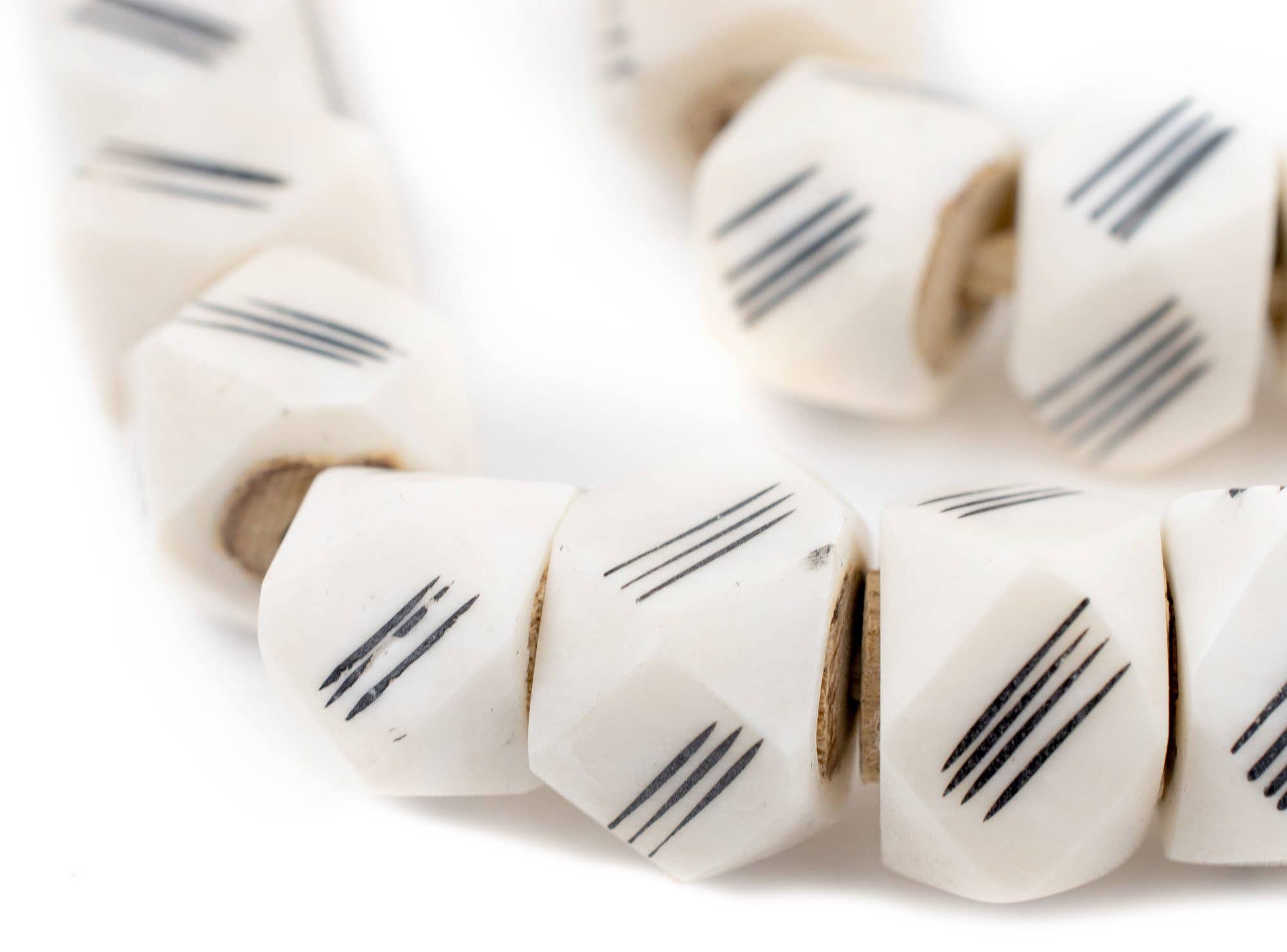 The Bead Chest - Venta al por mayor Cuentas - Cuentas de hueso de Kenia talladas con rasguño1