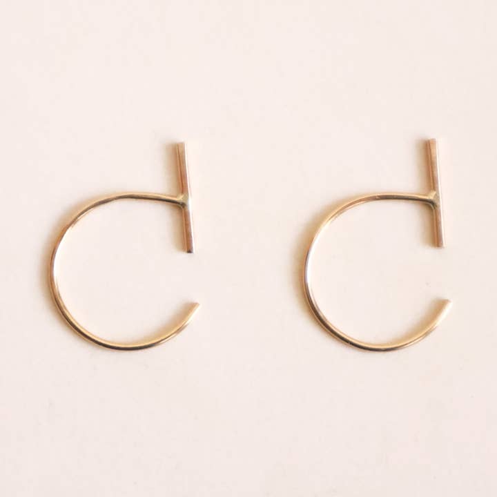 Orecchini Bar Hoop per la vendita all'ingrosso da parte di Hooks and Luxe