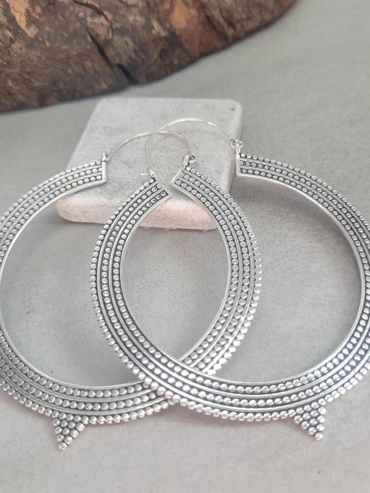 Orecchini a Cerchio Extra Large Placcati in Argento Urban Glam 9,5 cm per la vendita all'ingrosso da parte di Laboheme