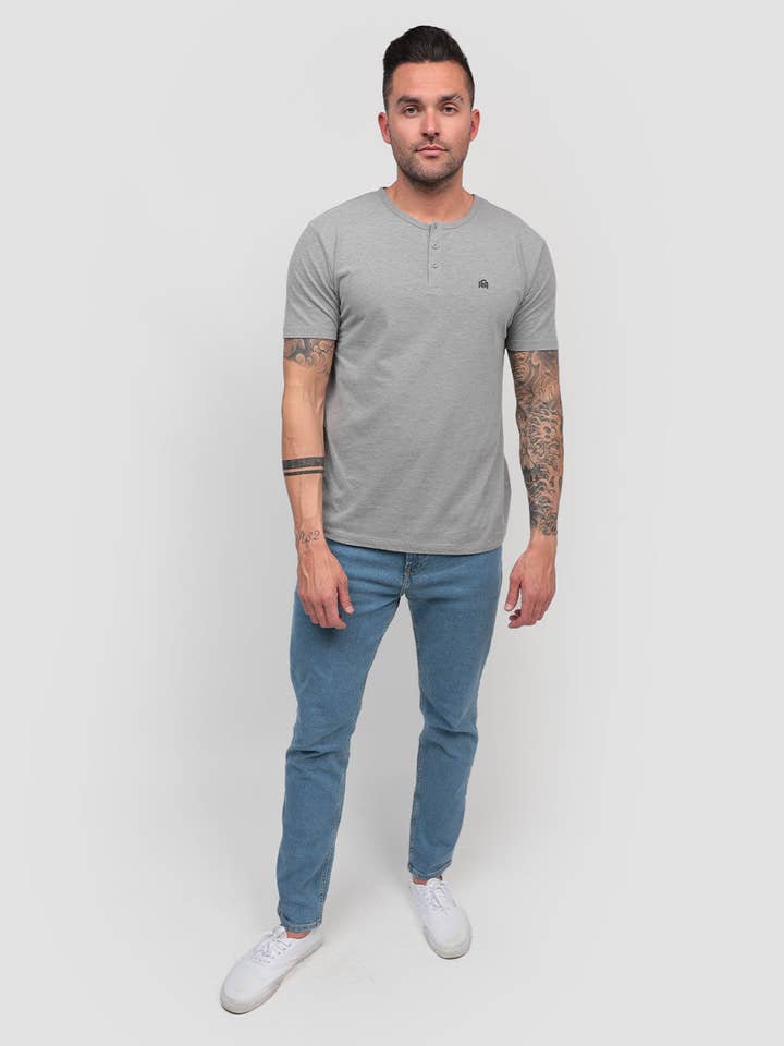 INTO THE AM - Vendita all'ingrosso Maglietta - Uomo - Maglietta Henley a Maniche Corte da Uomo (di Marca)6