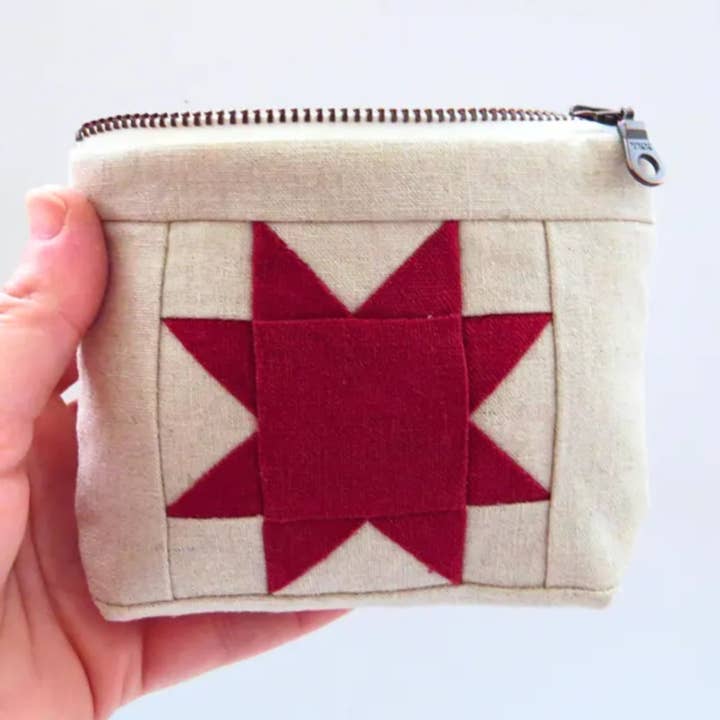 Pochette en lin matelassée à chevrons – Sac à fermeture éclair étoile rouge pour la vente par PaperFromHeaven