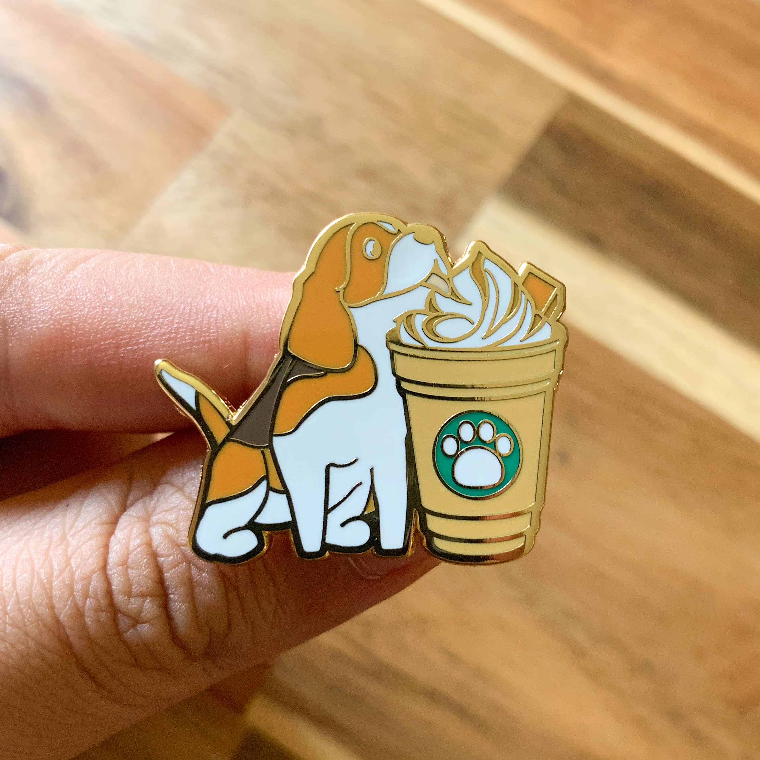 Cocktail Critters – Großhandel Anstecker/Button – Beagle x Caramel Frappe Pin1