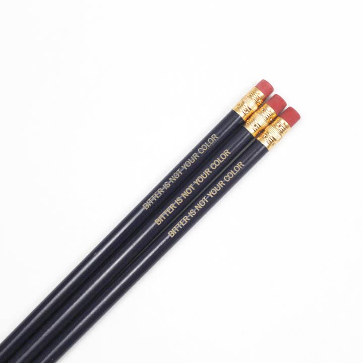 The Carbon Crusader – Lápis por atacado – amargo não é a sua cor de lápis personalizados em azul meia-noite (conjunto 3 lápis)1