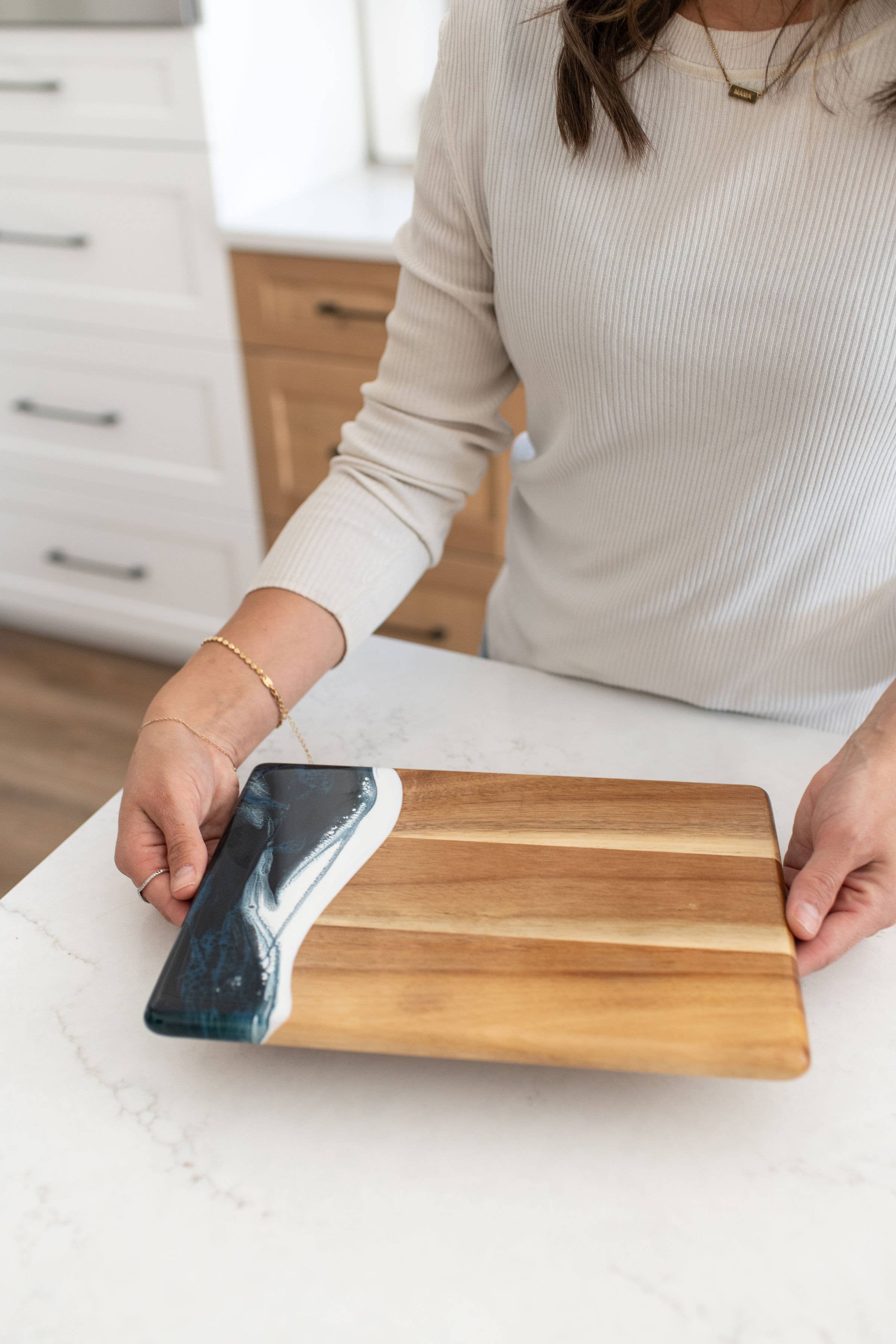 Lynn & Liana Designs - Venta al por mayor Tablas de quesos - Tabla de quesos y charcutería Wood Resin Date Night sin tarifas adicionales7