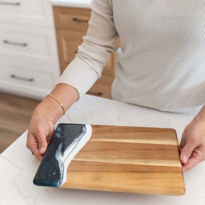 Lynn & Liana Designs - Venta al por mayor Tablas de quesos - Tabla de quesos y charcutería Wood Resin Date Night sin tarifas adicionales7