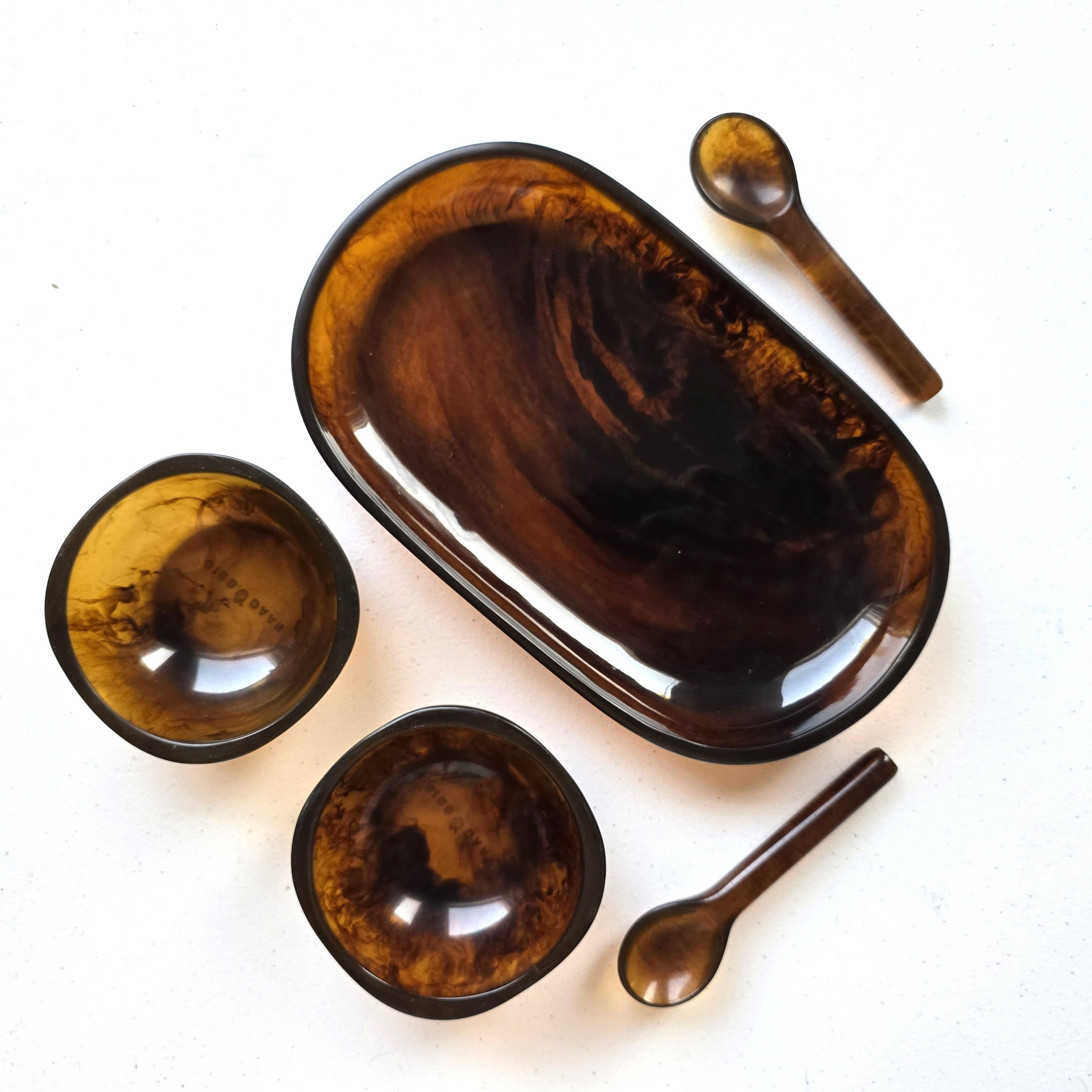 Gibb & Daan – Engroshandel Serveringsbakke – Lille serveringsbakke med 2 skåle og skeer - Håndhældt harpiks0