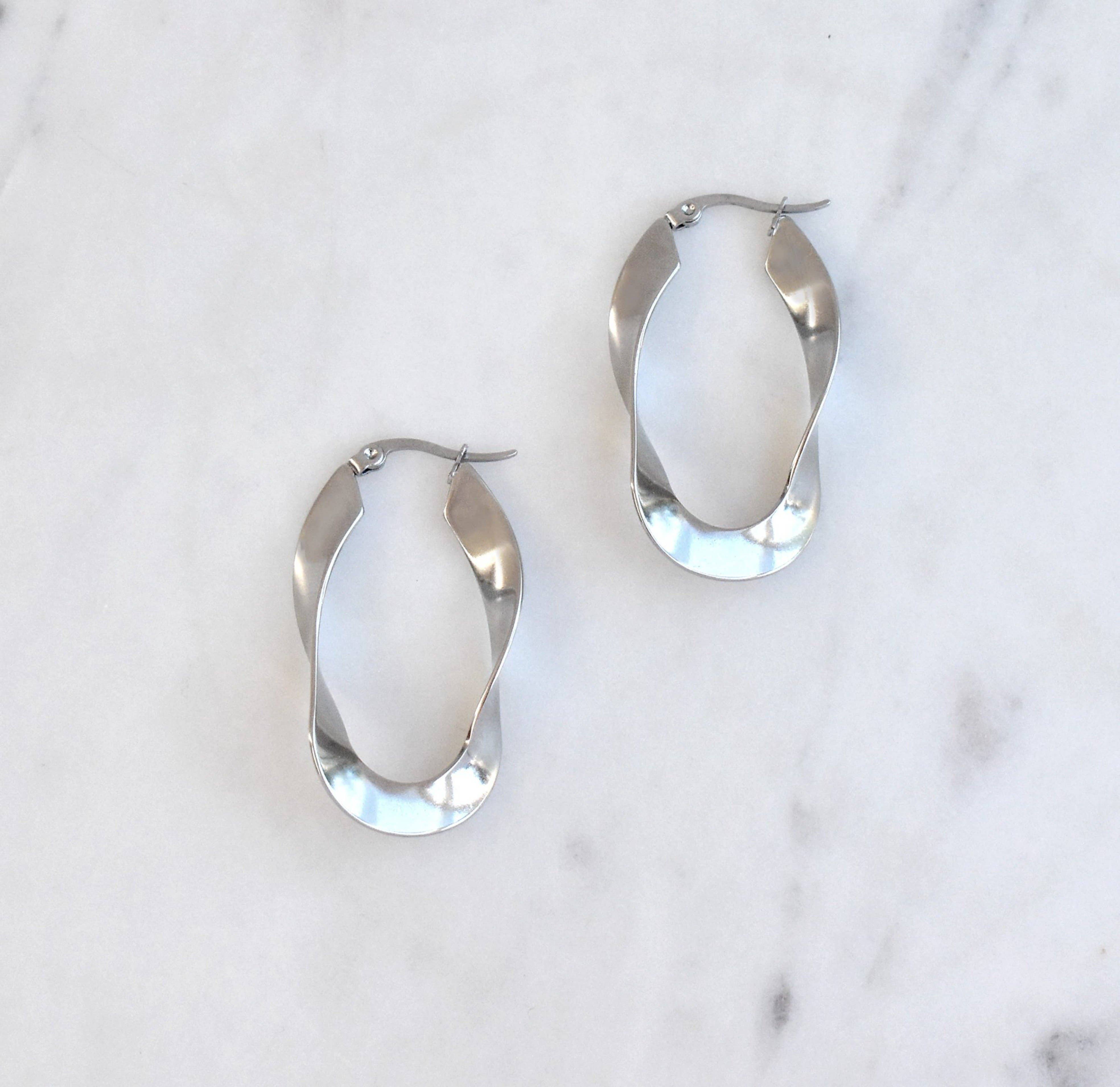 MAI DESIREE - Wholesale Hoop Earrings - PERLA TWIST HOOP SILVER EARRINGS4