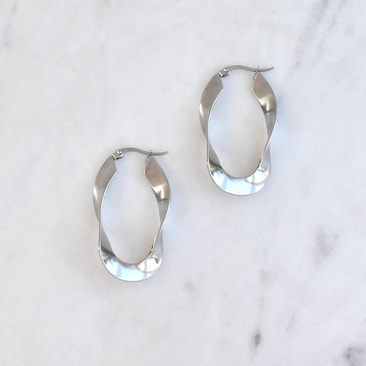 MAI DESIREE - Wholesale Hoop Earrings - PERLA TWIST HOOP SILVER EARRINGS4
