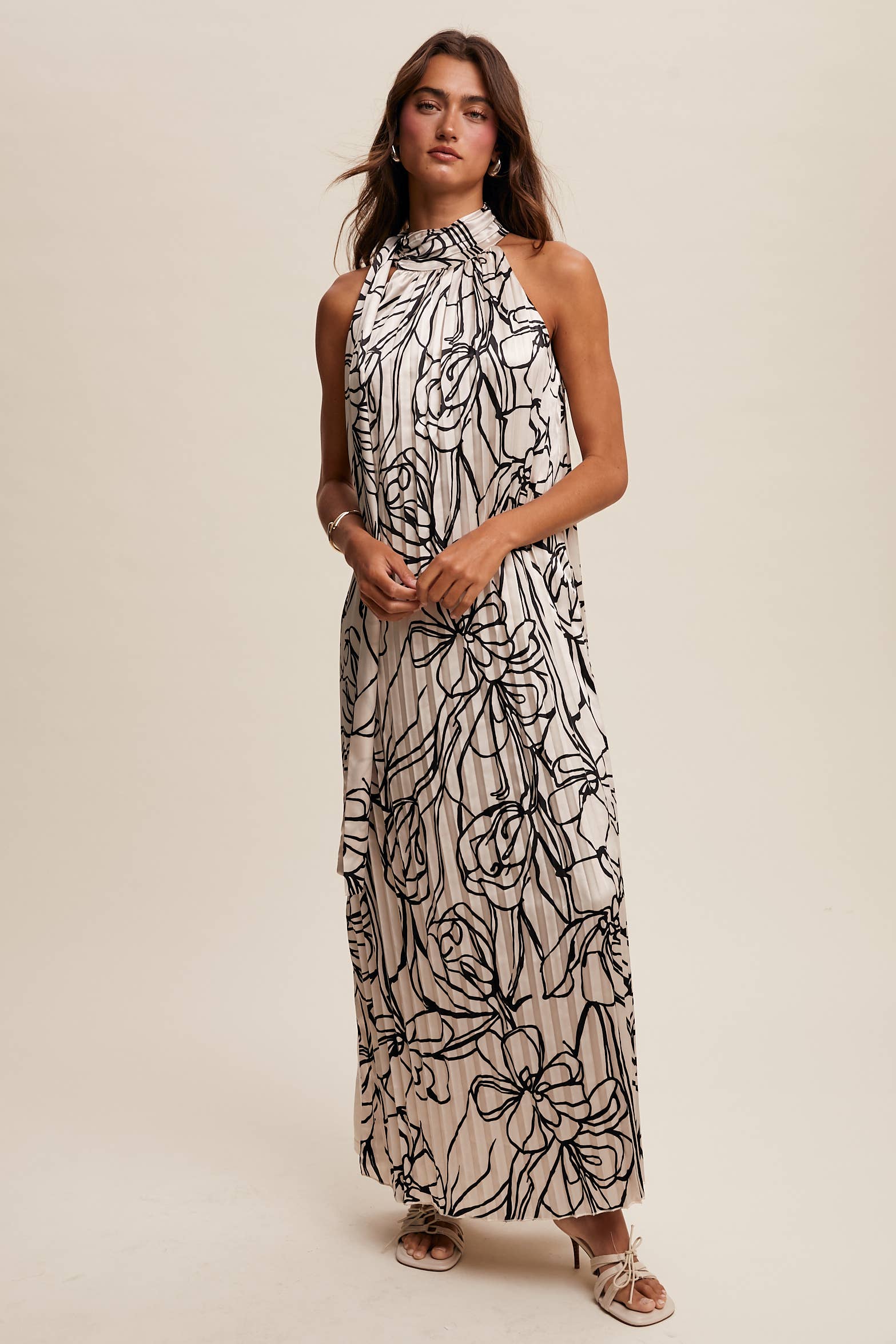 Listicle – Vestido - Mulher por atacado – Vestido maxi plissado de cetim com estampa floral e gola halter15