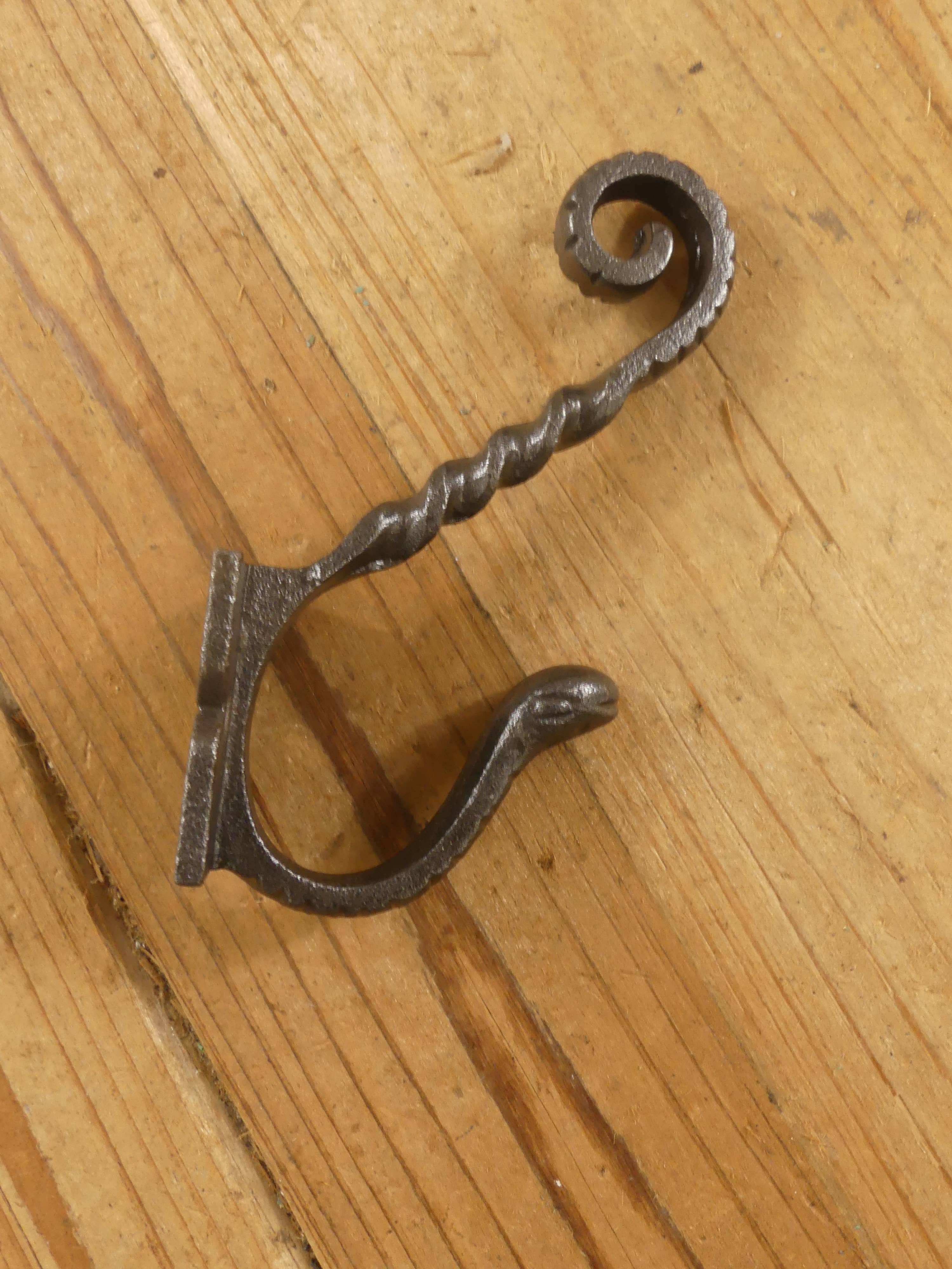 Midwest Craft House - Vente Crochets muraux - Crochet pivotant long en fer, 4 1/2 po2