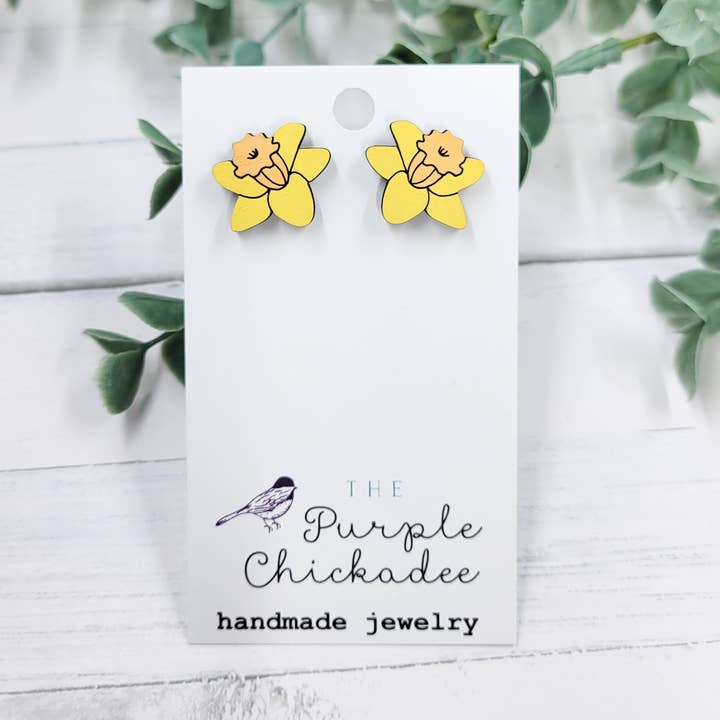 Boucles d'oreilles à tige en bois peintes à la main en forme de jonquille jaune et orange pour la vente par The Purple Chickadee