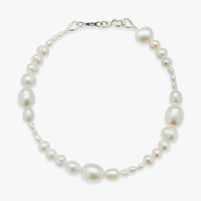 Marguérite pearl bracelet silver voor wholesale door Koi Atelier