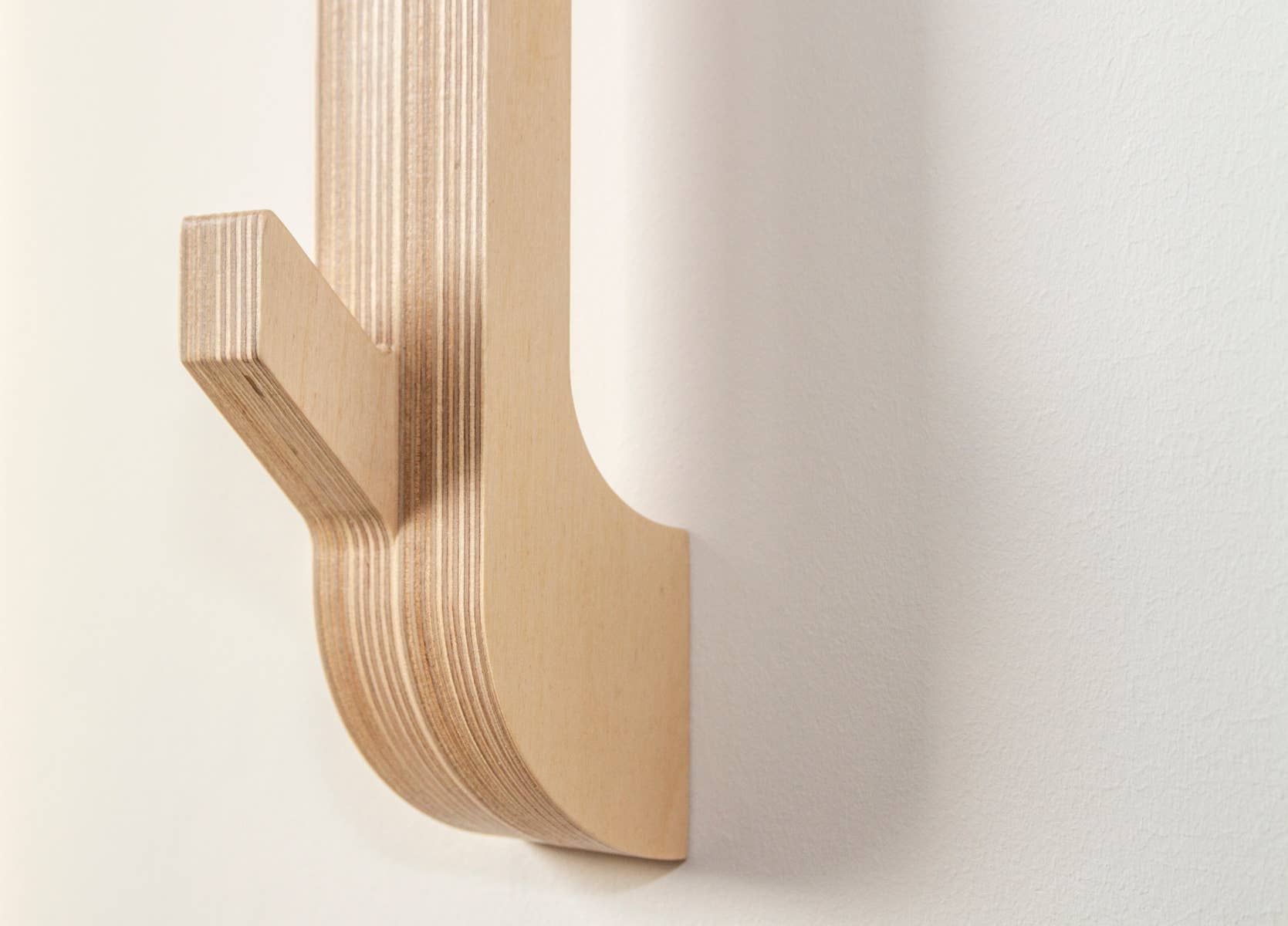 Norseman Design – Großhandel Garderobenständer – Vertikale Garderobe mit 4 Haken aus Birkensperrholz6