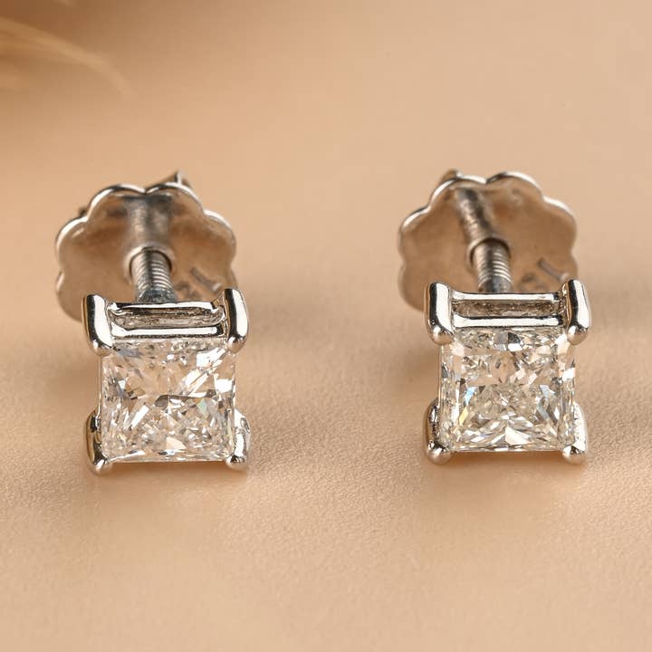 Orecchini a bottone Chic Diamond Solitaire, orecchini in oro 14k per la vendita all'ingrosso da parte di OISHI DIAMONDS