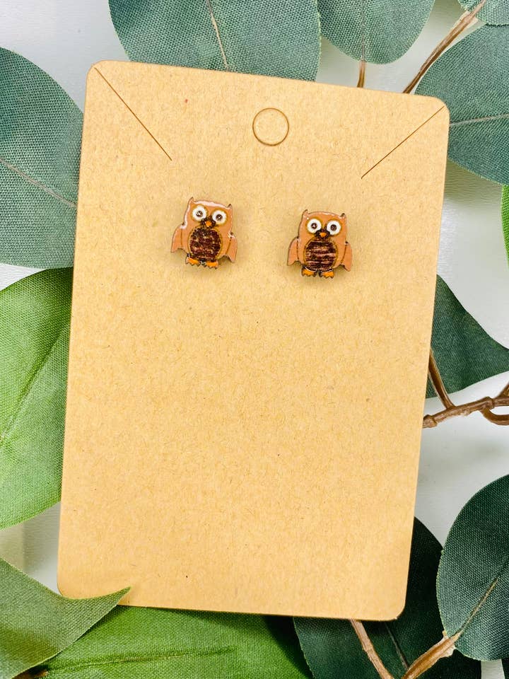 Handbemalte Ohrstecker mit Eulenmotiv und antiallergischem Material für den Großhandel von The Rustic Rose, LLC
