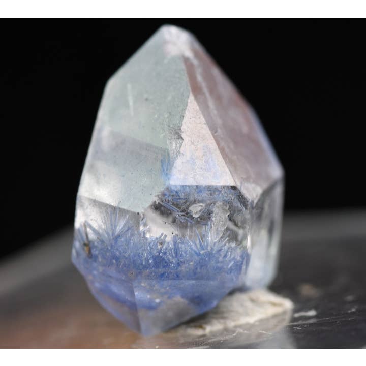 Cristallo grezzo di quarzo con dumortierite naturale - 1,27 g - 0,9 cm per la vendita all'ingrosso da parte di Calder Crystals