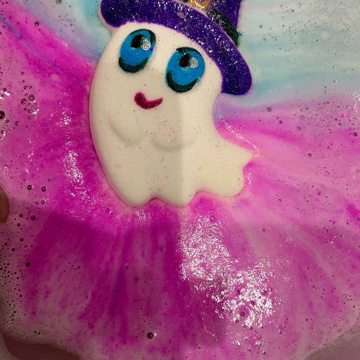 Unique creations soap company – wholesale Bath bomb/fizz – Cute ghost in purple hat bath bomb