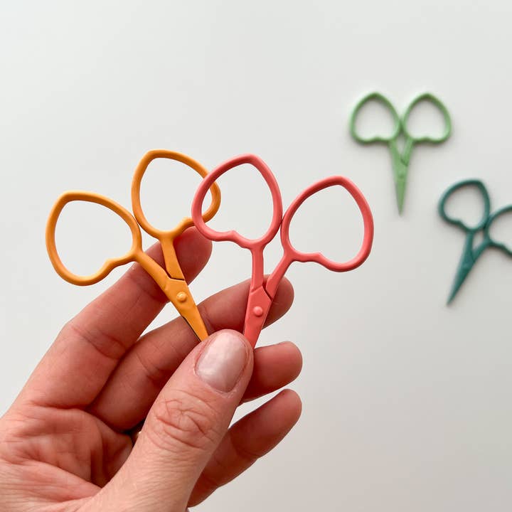 Matryoshka Doll Shop - Wholesale Scissors - Small Heart scissors, tiny embroidery scissors, little snips3
