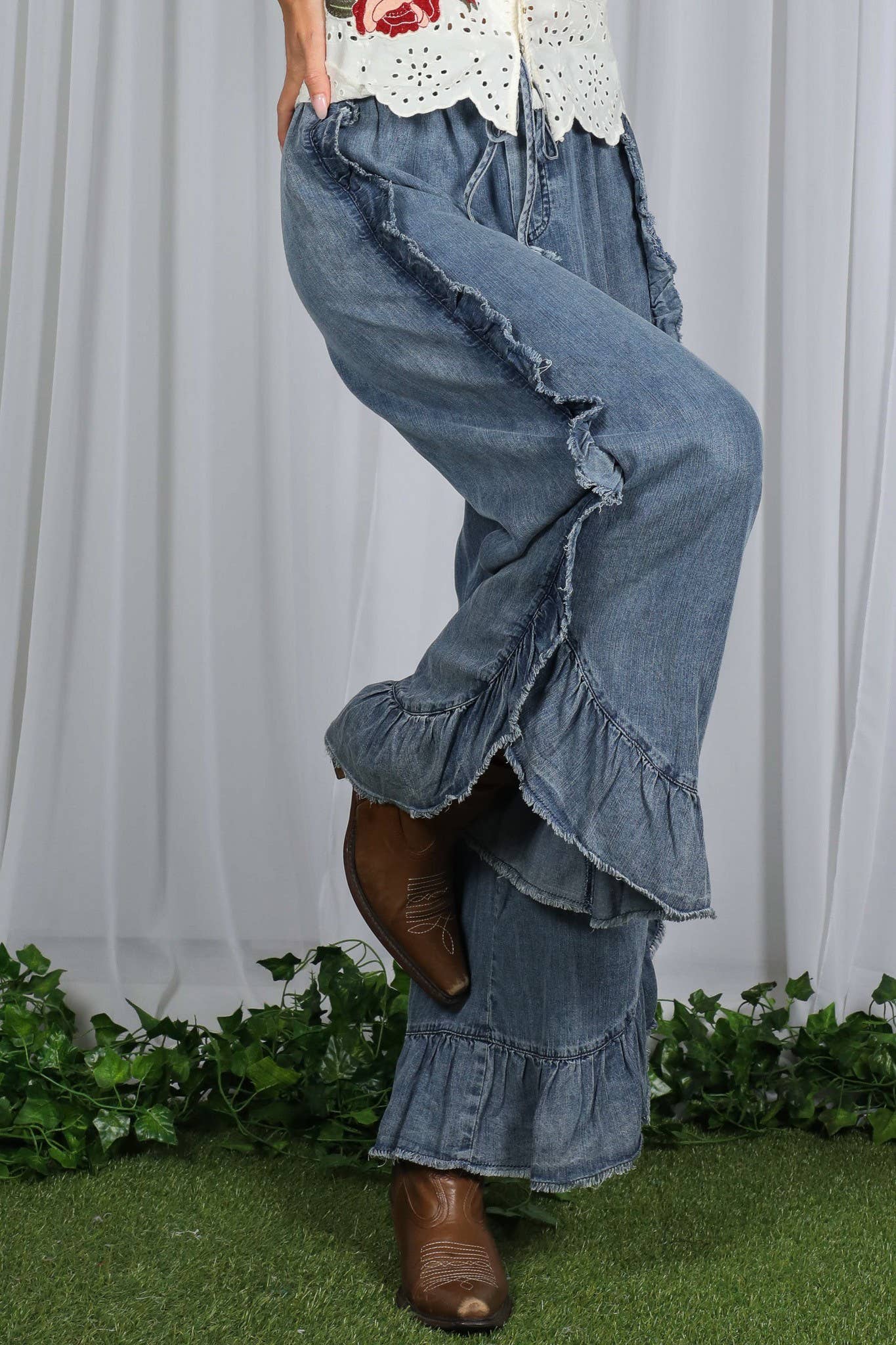 Vine & Love - Wholesale Jeans - Women's - Flared Ruffle Hem Washed Chambray Crop Denim Pants VP8304011