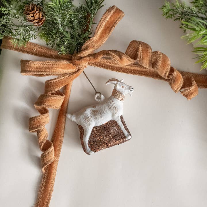 GOUD EN WIT GLITTERENDE GEIT ORNAMENT voor wholesale door Ragon House