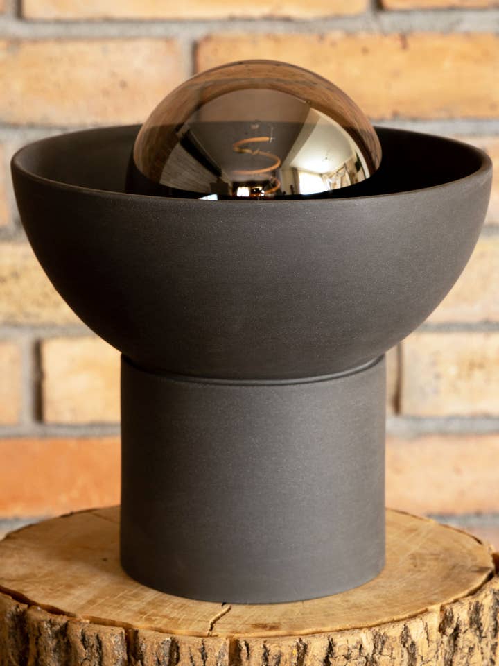 Lampe de table noire moderne ronde faite à la main pour la vente par Enoceramics