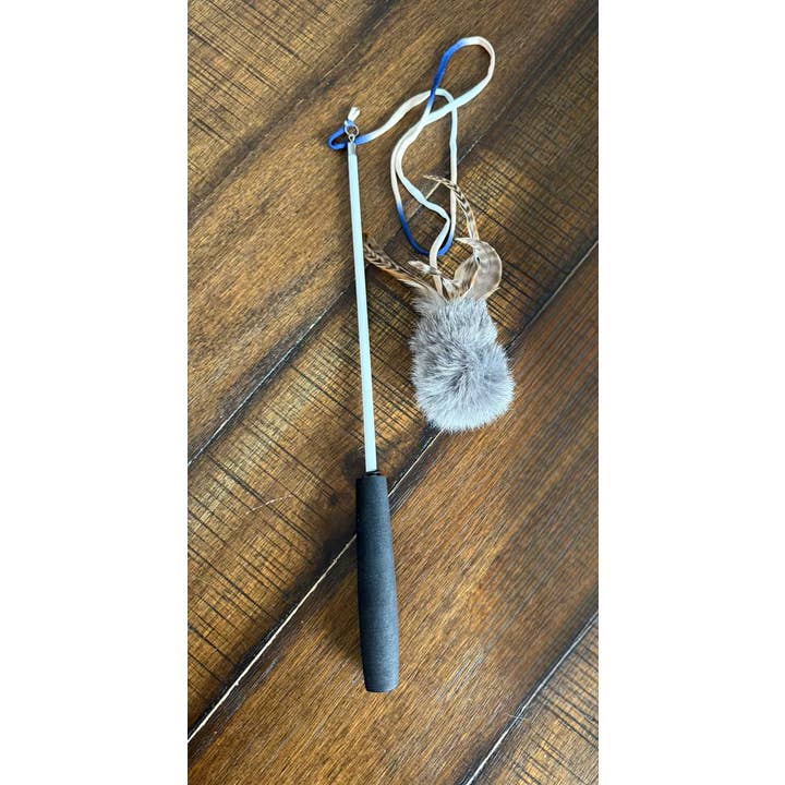 Giocattolo retrattile a canna da pesca per gatti si estende fino a 38" per la vendita all'ingrosso da parte di Whiskers 'n Paws Unique Pet Gifts, LLC