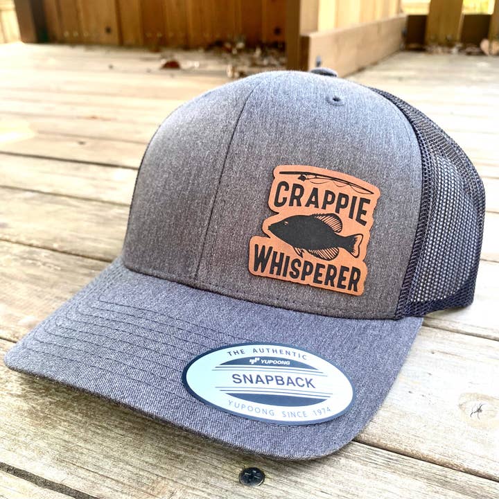 Crappie Fisherman Fishing Hat Læderhatte på en 6606 Classic Truckerhat for engroshandel hos Teele and Co.