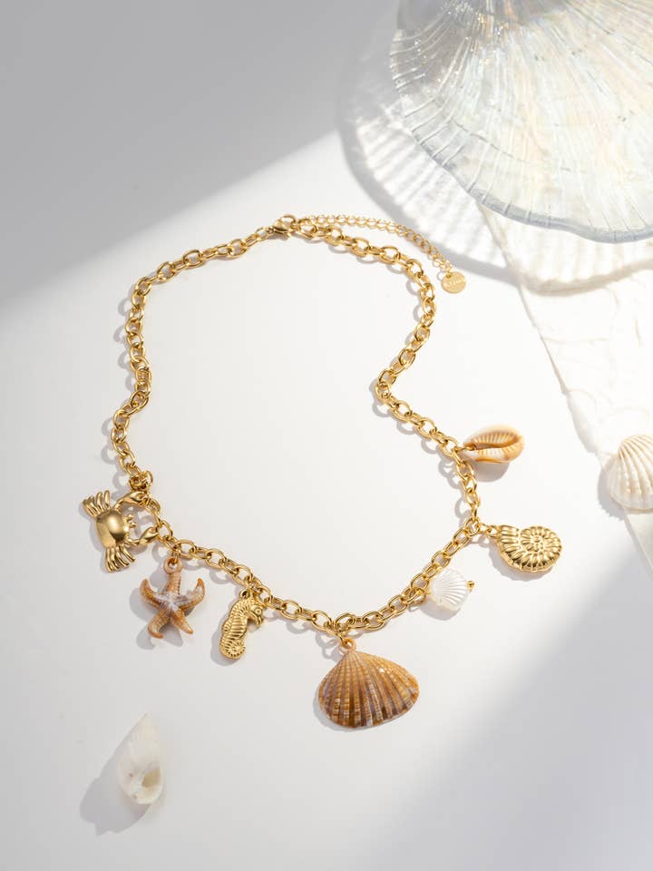 Collier a breloques coquillage Doré "Trésor Océanique" pour la vente par COSMOS