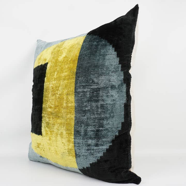 MD Home - Wholesale Throw Pillow Cover - HANDMADE IKAT SILK/VELVET PILLOWCASE 24"x24"1