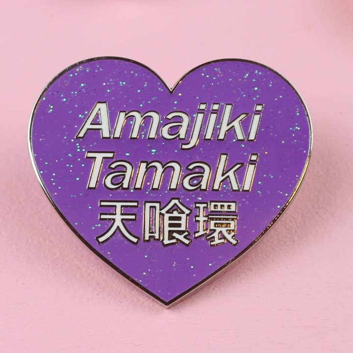 Épinglette en émail Tama en forme de cœur scintillant pour la vente par Agi Jagi Shop