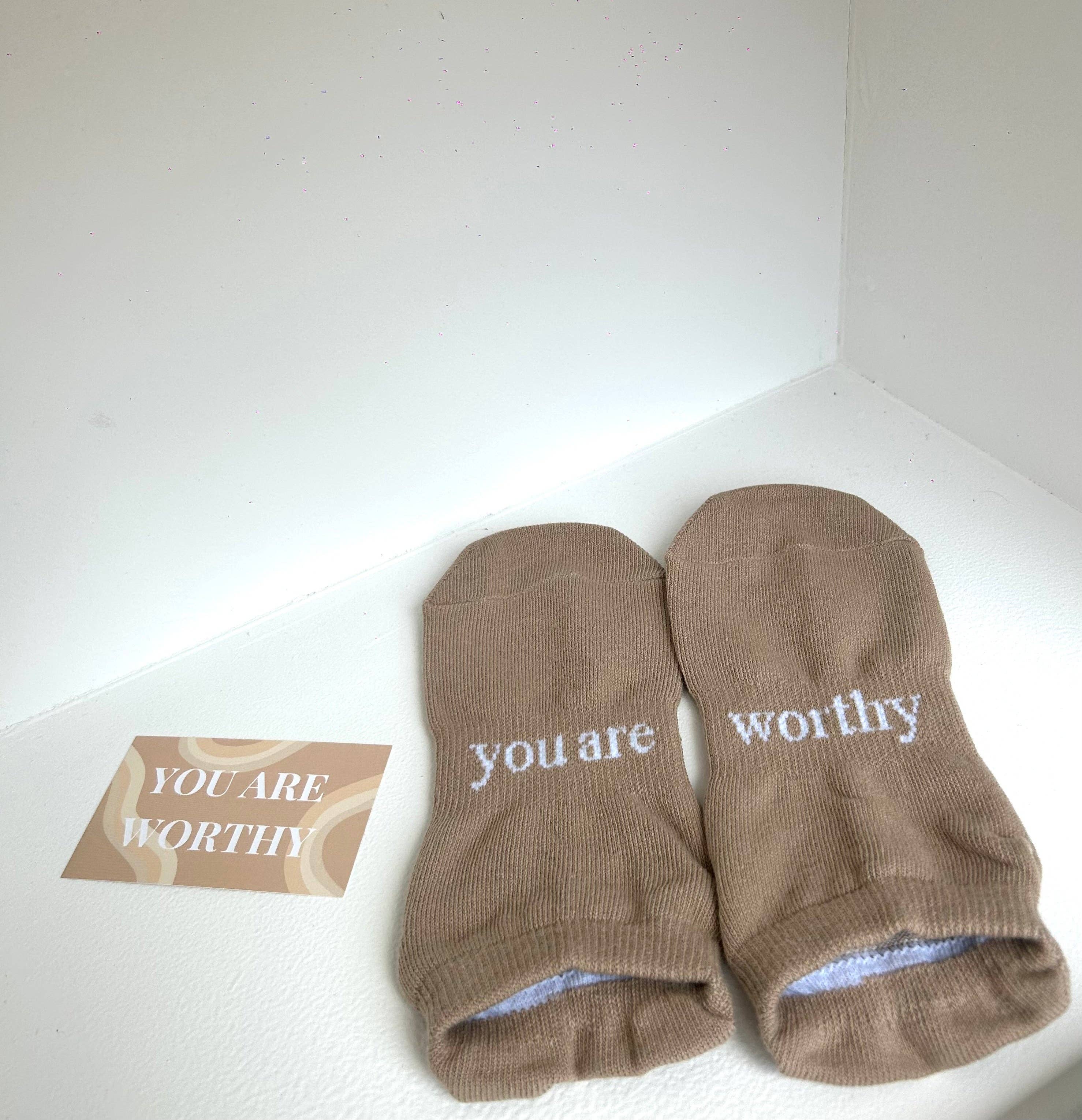 GSOXS - Wholesale Sokken - Dames - ‘you are worthy’ grip sokken in tan2