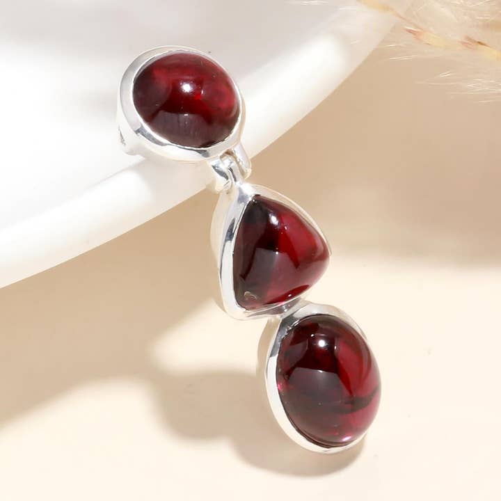 Anhänger mit drei Tropfen aus 925er Sterlingsilber und Granat. für den Großhandel von AG 925 JEWELLERY