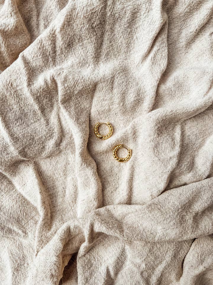 Boucles d'oreilles créoles Valentina pour la vente par Oak + Eve