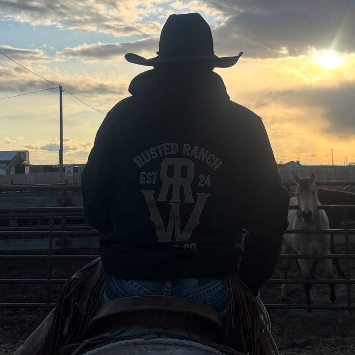 Sweat à capuche RRW unisexe pour la vente par Rusted Ranch Wear